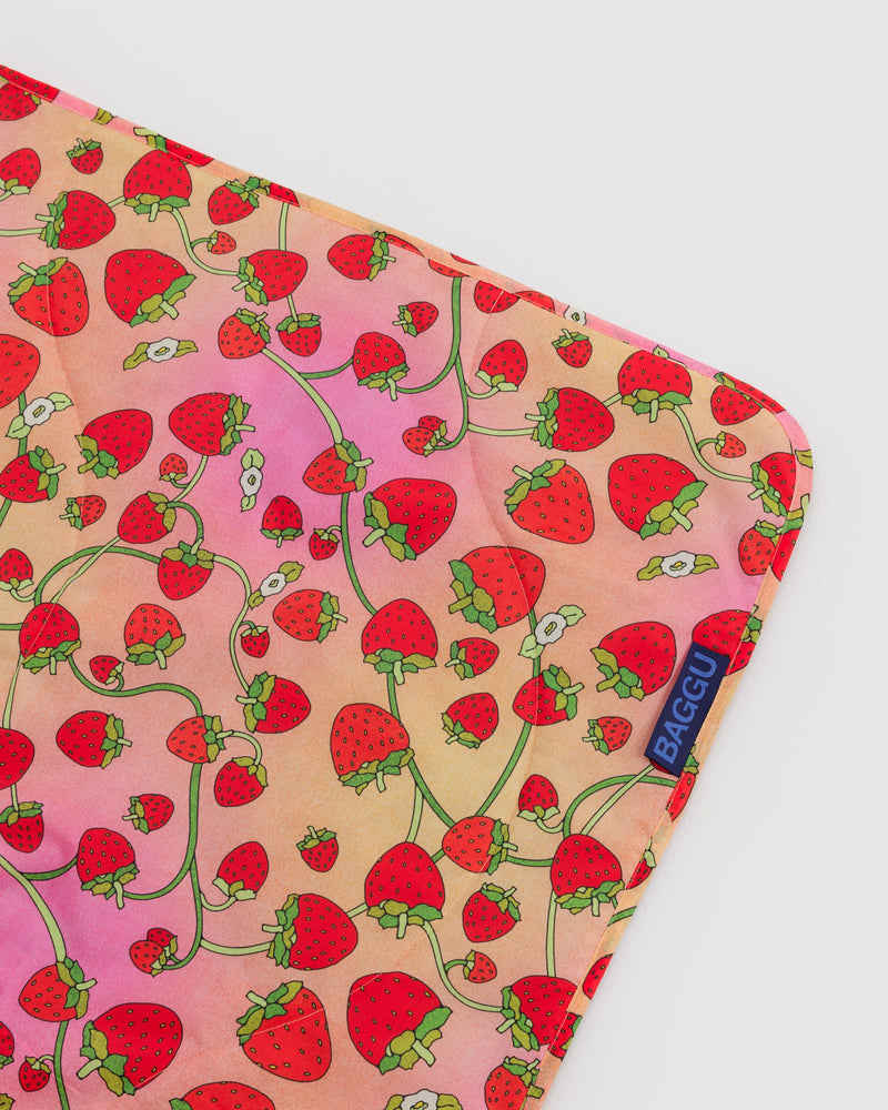 BAGGU Wholesale  Puffy Picnic Blanket - Strawberry Blossom