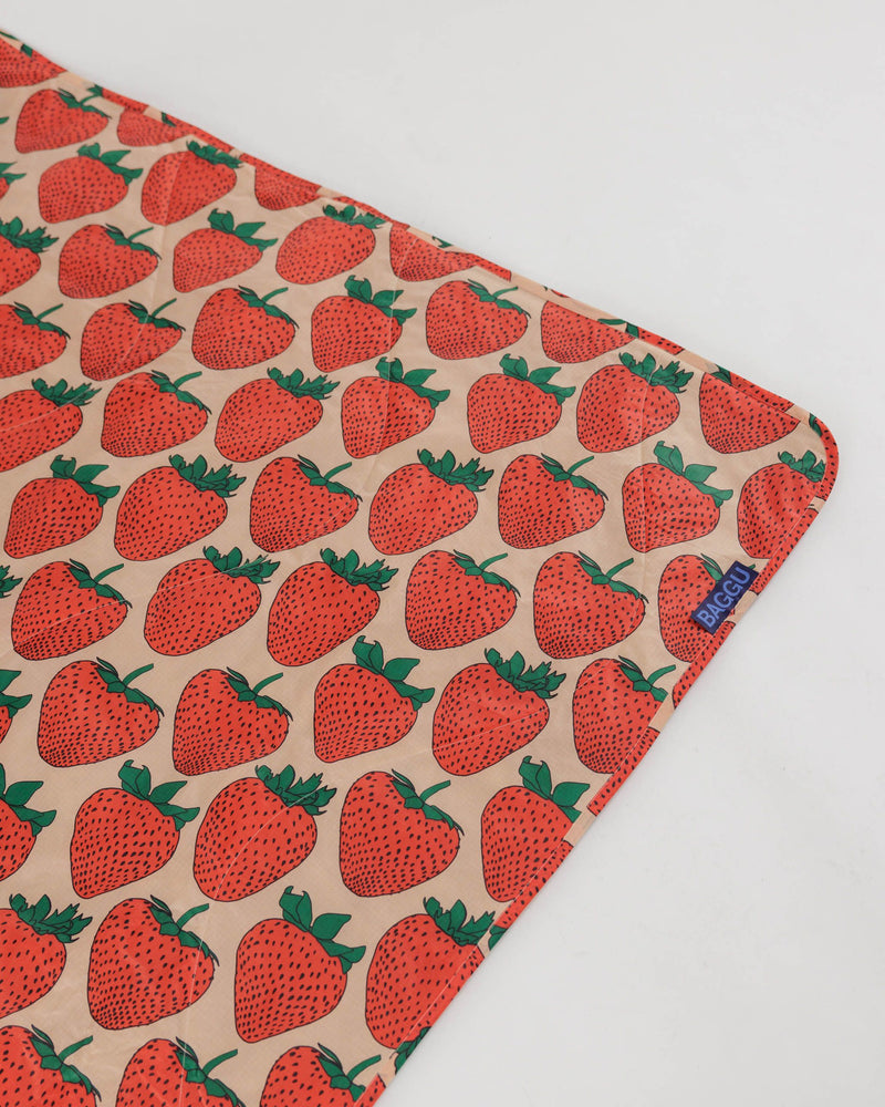 BAGGU Wholesale  Puffy Picnic Blanket - Strawberry