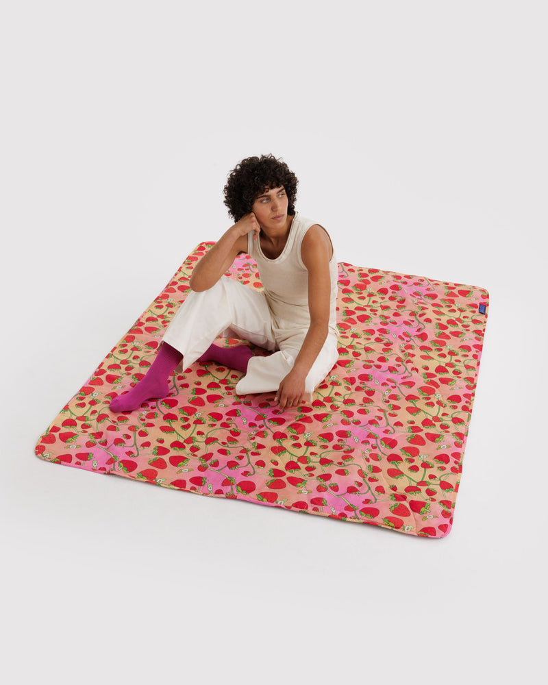 BAGGU Wholesale  Puffy Picnic Blanket - Strawberry Blossom