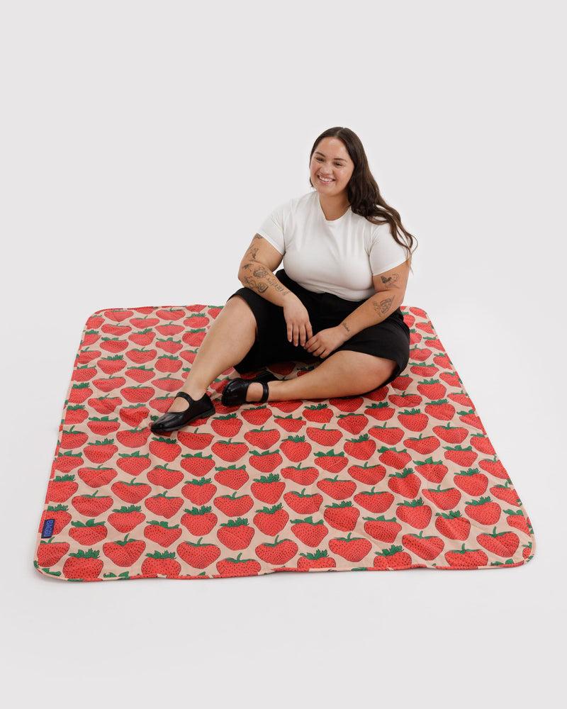 BAGGU Wholesale  Puffy Picnic Blanket - Strawberry